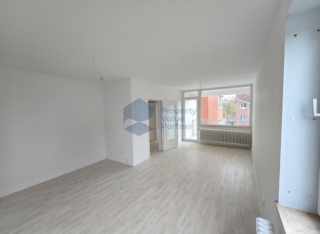 WE 12_Wohnzimmer Durchgangszimmer zur Küche mit Loggia (4)