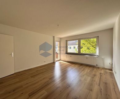 Teilsanierte und helle 3-Zimmer-Wohnung mit Südwest-Balkon