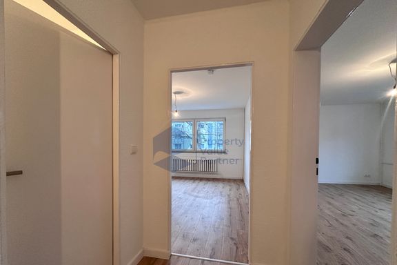 Sanierte und barrierefrei erreichbare 2-Zimmer-Wohnung mit West-Loggia