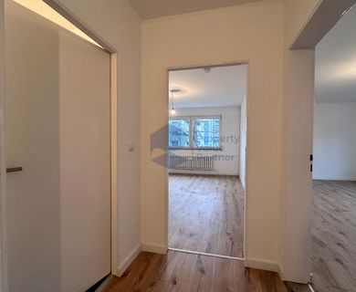 Sanierte und barrierefrei erreichbare 2-Zimmer-Wohnung mit West-Loggia