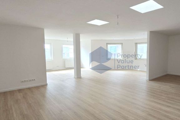 Exklusiv, offen, lichtdurchflutet: Großzügige 2-Zimmer-Wohnung mit Oberlichtern