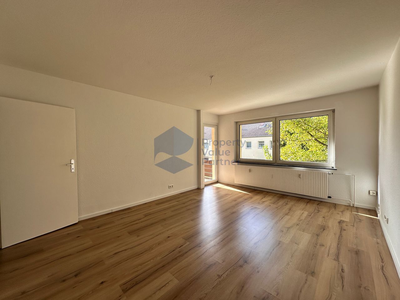 Wohnzimmer West mit Balkonzugang (1)