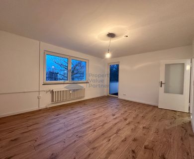 Teilsanierte 2-Zimmer-Wohnung im 2. Obergeschoss mit Loggia