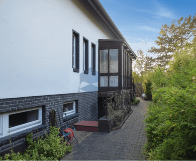 Einfamilienhaus mit Einliegerwohnung und getrenntem Zugang